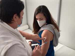 Třetí posilující dávku očkování poskytují některá zdravotnická zařízení v Plzni i bez objednání