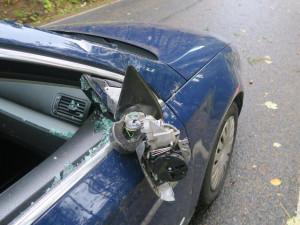 Zlomený smrk se zřítil na projíždějící auto, vichřice si celkem vyžádala 351 výjezdů hasičů