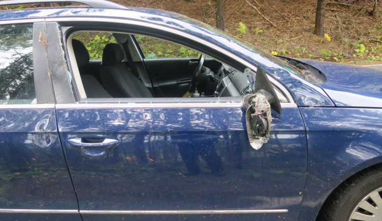 Zlomený smrk se zřítil na projíždějící auto, vichřice si celkem vyžádala 351 výjezdů hasičů