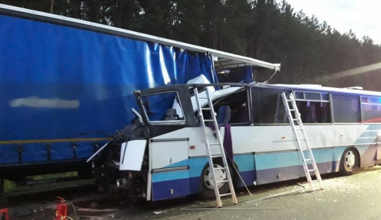 Nepozornost řidiče autobusu stála život jedné cestující, muž od soudu odešel s podmínkou
