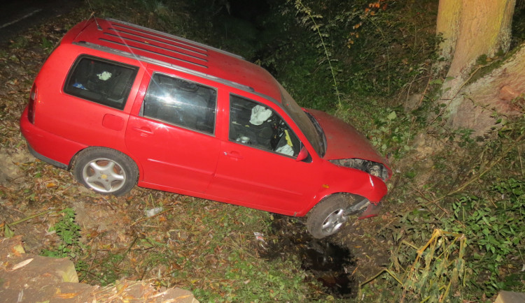 Policisté vyšetřují záhadnou nehodu, řidič havaroval do příkopu a zmizel