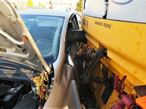 Vlak nabral osobní automobil na nechráněném přejezdu, železný nárazník skončil těsně u hlavy řidiče