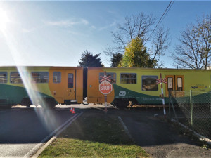 Vlak nabral osobní automobil na nechráněném přejezdu, železný nárazník skončil těsně u hlavy řidiče