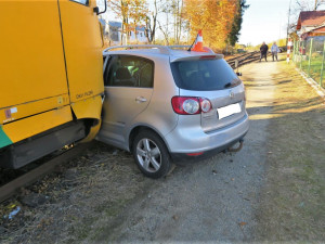 Vlak nabral osobní automobil na nechráněném přejezdu, železný nárazník skončil těsně u hlavy řidiče