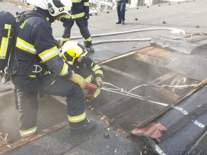 Hořelo na střeše objektu plzeňské fakultní nemocnice na Borech, kde sídlí oddělení dialýzy