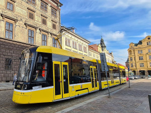 Nejmodernější tramvaj vyrobená přímo pro Plzeňáky poprvé vyrazila do ulic i s cestujícími. Nabízí komfort a bezpečí