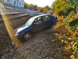 Opilý motorista prorazil plot, sjel s autem téměř až do kolejiště a pak se odkráčel vyspat na ubytovnu