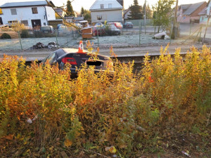 Opilý motorista prorazil plot, sjel s autem téměř až do kolejiště a pak se odkráčel vyspat na ubytovnu