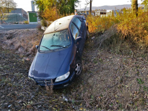 Opilý motorista prorazil plot, sjel s autem téměř až do kolejiště a pak se odkráčel vyspat na ubytovnu