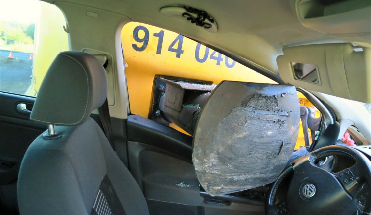 Vlak nabral osobní automobil na nechráněném přejezdu, železný nárazník skončil těsně u hlavy řidiče