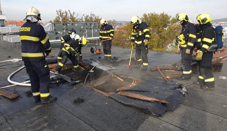 Hořelo na střeše objektu plzeňské fakultní nemocnice na Borech, kde sídlí oddělení dialýzy