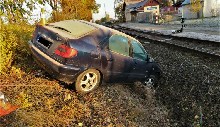 Opilý motorista prorazil plot, sjel s autem téměř až do kolejiště a pak odkráčel na ubytovnu