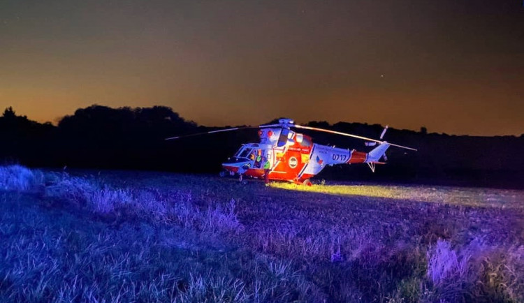 Na místě nehody zasahoval vrtulník letecké záchranné služby - ilustrační foto
