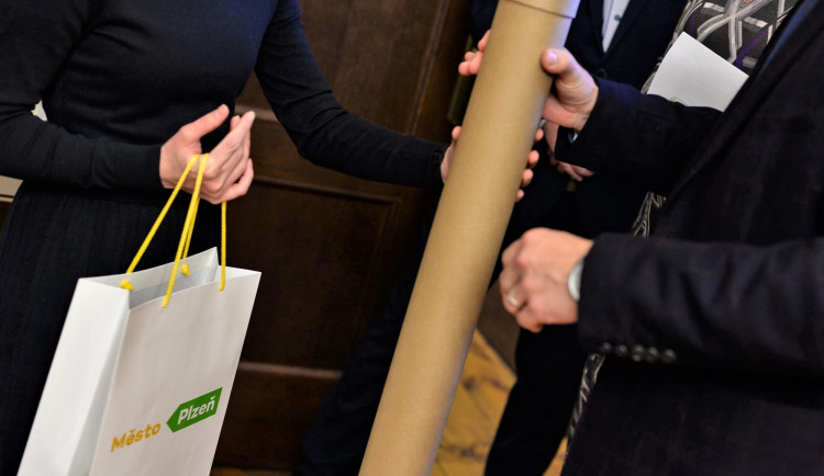 Trojice pronásledovaných běloruských novinářů získala v Plzni bydlení a finanční podporu