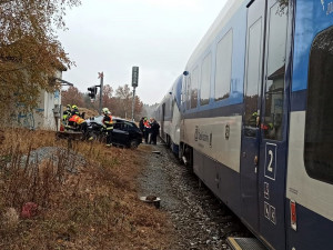 Vlak smetl na železničním přejezdu vůz značky Audi, jeho řidič nerespektoval červené světlo