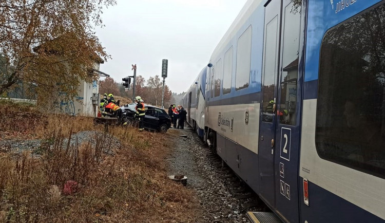 Vlak smetl na železničním přejezdu vůz značky Audi, jeho řidič nerespektoval červené světlo