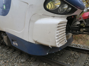 Mladý řidič vjel s autem na železniční přejezd, když už blikalo červené světlo. Smetl ho vlak