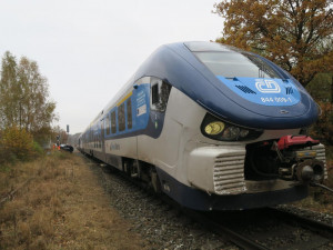 Mladý řidič vjel s autem na železniční přejezd, když už blikalo červené světlo. Smetl ho vlak