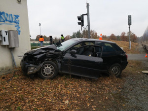 Mladý řidič vjel s autem na železniční přejezd, když už blikalo červené světlo. Smetl ho vlak