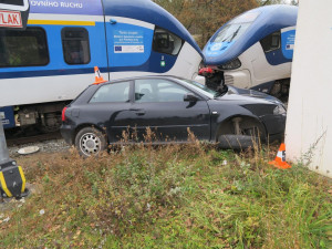 Mladý řidič vjel s autem na železniční přejezd, když už blikalo červené světlo. Smetl ho vlak