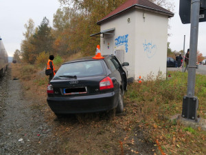 Mladý řidič vjel s autem na železniční přejezd, když už blikalo červené světlo. Smetl ho vlak