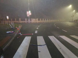 Opilý sebevrah ujížděl autem před policií, havaroval a zdemoloval prodejnu pěstitelských potřeb