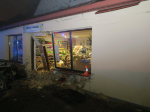 Opilý sebevrah ujížděl autem před policií, havaroval a zdemoloval prodejnu pěstitelských potřeb