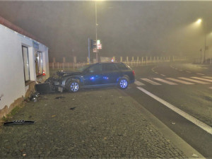 Opilý sebevrah ujížděl autem před policií, havaroval a zdemoloval prodejnu pěstitelských potřeb