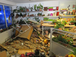 Opilý sebevrah ujížděl autem před policií, havaroval a zdemoloval prodejnu pěstitelských potřeb