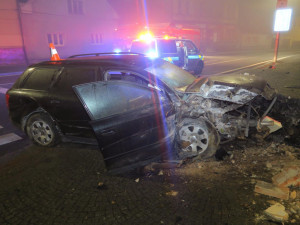 Opilý sebevrah ujížděl autem před policií, havaroval a zdemoloval prodejnu pěstitelských potřeb