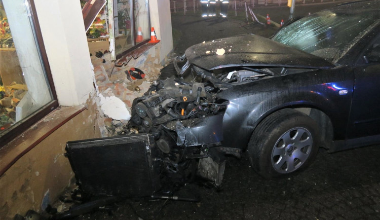 Auto se po nárazu doslova probouralo do prodejny
