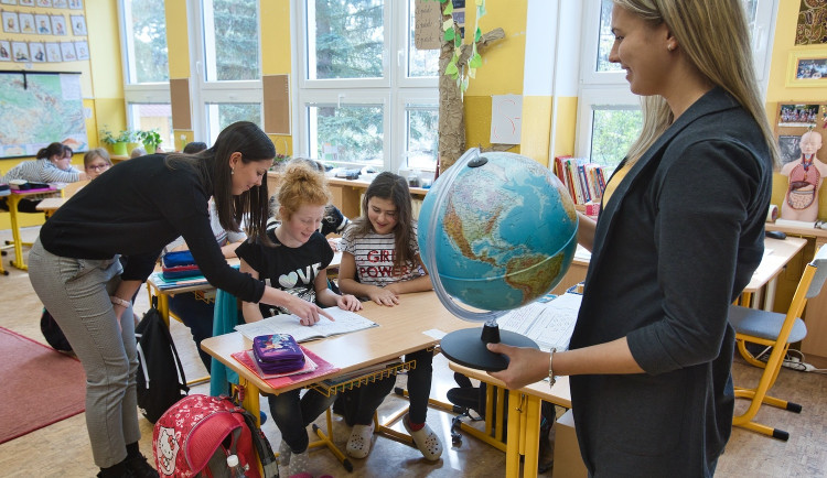 I letošní data potvrzují, že absolventi plzeňské pedagogické fakulty zůstávají ve školách a učí