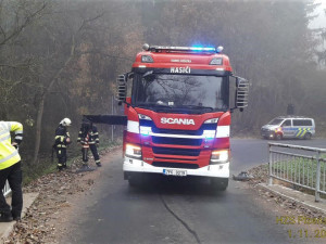 Řidič s autem vylétl ze silnice a zřítil se do potoka, vyšetření v nemocnici odmítl