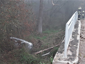 Řidič s autem vylétl ze silnice a zřítil se do potoka, vyšetření v nemocnici odmítl