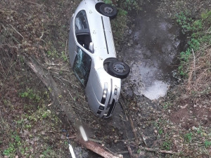 Řidič s autem vylétl ze silnice a zřítil se do potoka, vyšetření v nemocnici odmítl