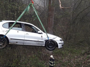 Řidič s autem vylétl ze silnice a zřítil se do potoka, vyšetření v nemocnici odmítl
