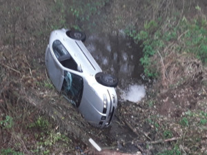 Řidič s autem vylétl ze silnice a zřítil se do potoka, vyšetření v nemocnici odmítl