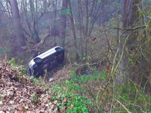 Řidič vylétl ze silnice a zřítil se do potoka, převoz do nemocnice odmítl