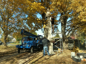 Restaurátoři rozebrali a opravili slavná Lomikarova Boží muka v Klenčí pod Čerchovem