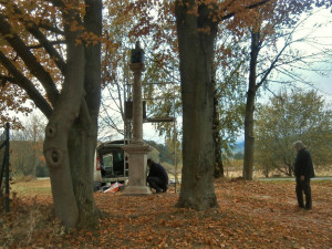 Restaurátoři rozebrali a opravili slavná Lomikarova Boží muka v Klenčí pod Čerchovem