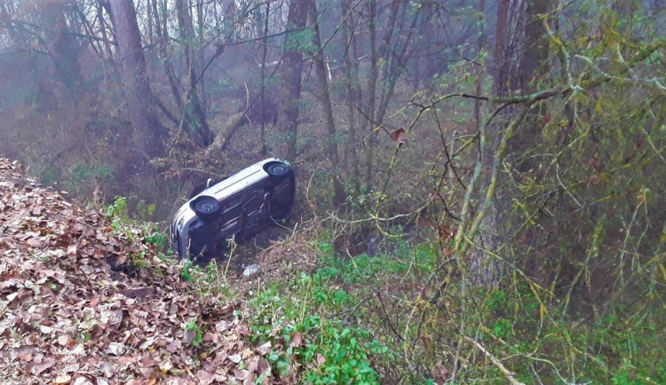 Řidič vylétl ze silnice a zřítil se do potoka, převoz do nemocnice odmítl