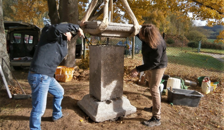 Restaurátoři rozebrali a opravili slavná Lomikarova Boží muka v Klenčí pod Čerchovem