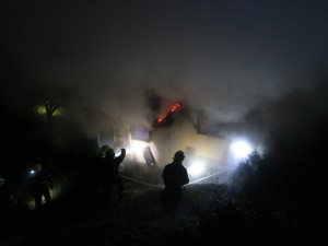 V sutinách vyhořelé chaty našli hasiči mrtvá těla dvou zatím neznámých osob
