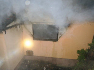 V sutinách vyhořelé chaty našli hasiči mrtvá těla dvou zatím neznámých osob