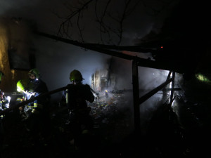 V sutinách vyhořelé chaty našli hasiči mrtvá těla dvou zatím neznámých osob