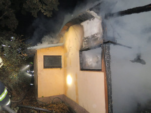 V sutinách vyhořelé chaty našli hasiči mrtvá těla dvou zatím neznámých osob