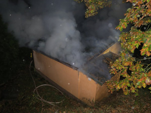 V sutinách vyhořelé chaty našli hasiči mrtvá těla dvou zatím neznámých osob