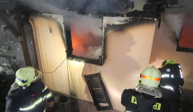 V sutinách vyhořelé chaty našli hasiči mrtvá těla dvou zatím neznámých osob