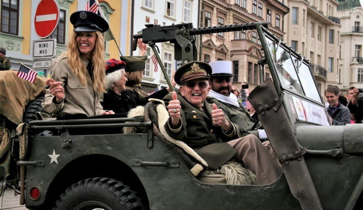 Zemřel americký válečný veterán Marion Kirkham (99), účastník Slavností svobody a bratr stíhače sestřeleného nad Chodskem