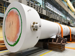 Škodováci expedovali z výrobní haly na obřím podvalníku těleso čpavkového reaktoru. Míří do Litvínova